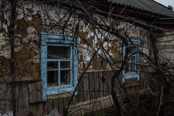 Eski Eski Kırsal Ahşap Bir Evin Penceresi Eski Mavi Pencere — Stok fotoğraf