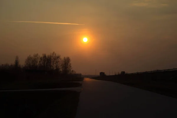 Solnedgång Nära Vägen Den Stora Röda Solen Vid Solnedgången Bilar — Stockfoto