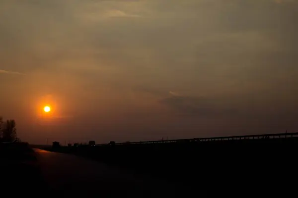 Puesta Sol Cerca Carretera Gran Sol Rojo Atardecer Coches Sobre — Foto de Stock