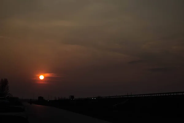 Zonsondergang Bij Weg Grote Rode Zon Bij Zonsondergang Auto Een — Stockfoto