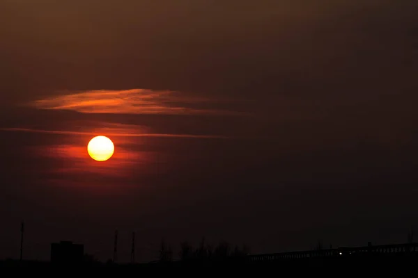 道路の近くの日没 日没の大きな赤い太陽 日没の背景に車 テクスチャ — ストック写真