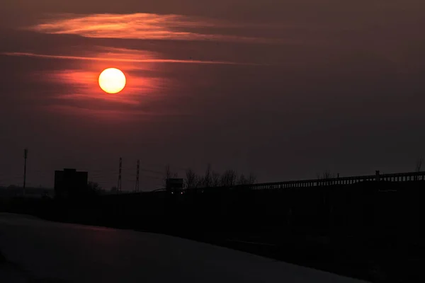 Puesta Sol Cerca Carretera Gran Sol Rojo Atardecer Contexto — Foto de Stock