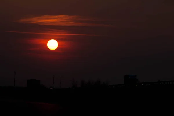 Puesta Sol Cerca Carretera Gran Sol Rojo Atardecer Contexto —  Fotos de Stock