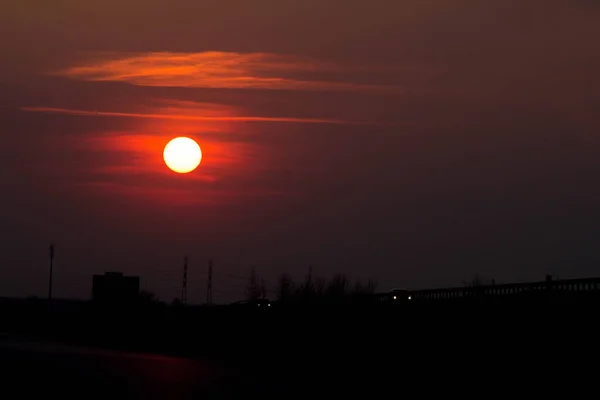 Gün Batımında Yol Kenarında Gün Batımında Büyük Kırmızı Güneş Arkaplan — Stok fotoğraf