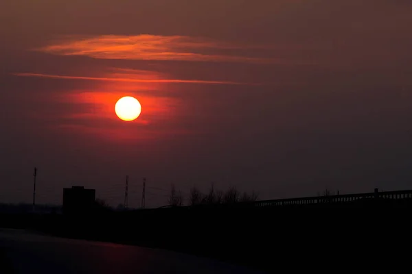 Gün Batımında Yol Kenarında Gün Batımında Büyük Kırmızı Güneş Arkaplan — Stok fotoğraf