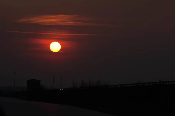 Sonnenuntergang Neben Der Straße Die Große Rote Sonne Bei Sonnenuntergang — Stockfoto