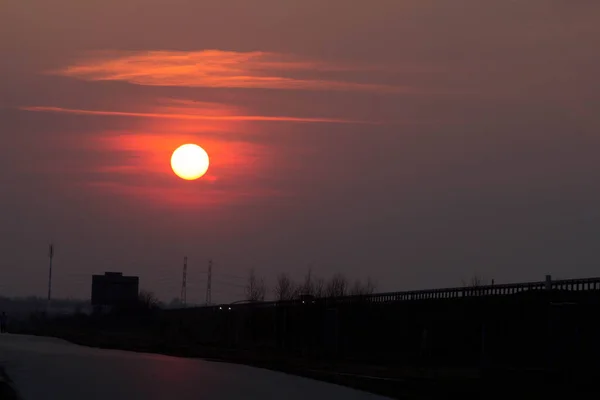 日落在路旁 日落时的红色大太阳 — 图库照片