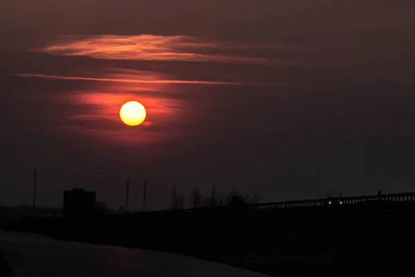 日落在路旁 日落时的红色大太阳 — 图库照片