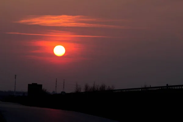 Puesta Sol Cerca Carretera Gran Sol Rojo Atardecer Contexto — Foto de Stock