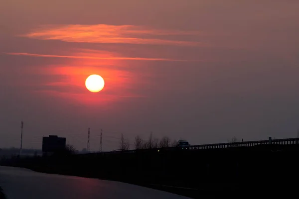 Puesta Sol Cerca Carretera Gran Sol Rojo Atardecer Contexto — Foto de Stock