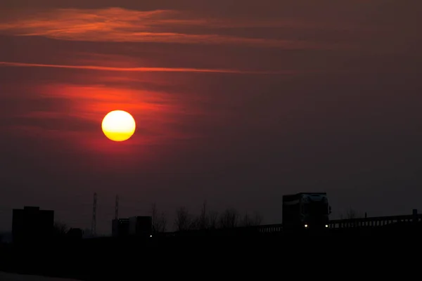 Gün Batımında Yol Kenarında Gün Batımında Büyük Kırmızı Güneş Arkaplan — Stok fotoğraf
