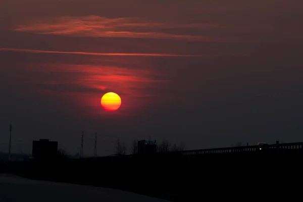 Zonsondergang Bij Weg Grote Rode Zon Bij Zonsondergang Achtergrond — Stockfoto