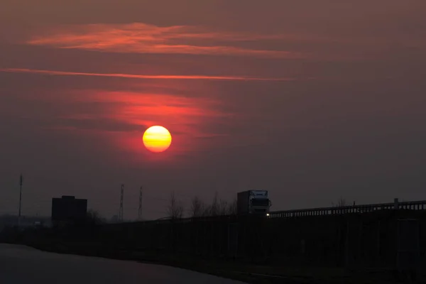 Zachód Słońca Przy Drodze Wielkie Czerwone Słońce Zachodzie Słońca Kontekst — Zdjęcie stockowe