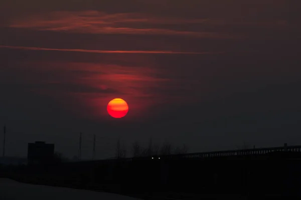 Gün Batımında Yol Kenarında Gün Batımında Büyük Kırmızı Güneş Arkaplan — Stok fotoğraf