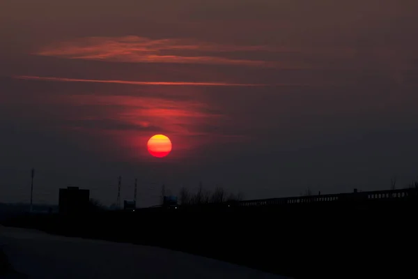 Puesta Sol Cerca Carretera Gran Sol Rojo Atardecer Contexto — Foto de Stock