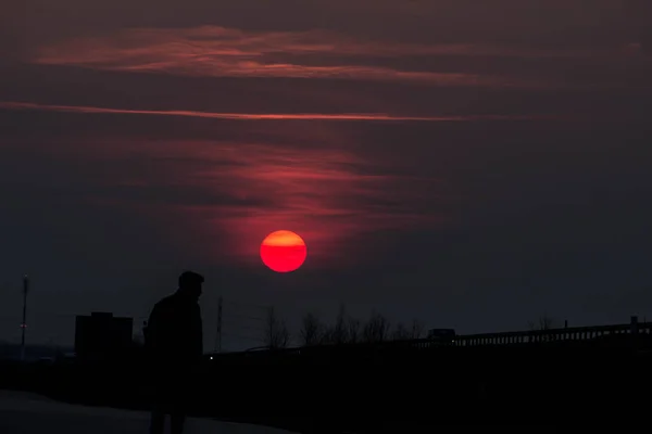 Ηλιοβασίλεμα Κοντά Στο Δρόμο Μεγάλος Κόκκινος Ήλιος Στο Ηλιοβασίλεμα Ιστορικό — Φωτογραφία Αρχείου