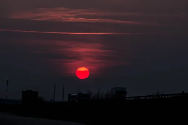 Puesta Sol Cerca Carretera Gran Sol Rojo Atardecer Contexto — Foto de Stock