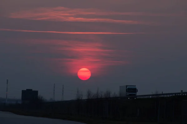 Sonnenuntergang Neben Der Straße Die Große Rote Sonne Bei Sonnenuntergang — Stockfoto