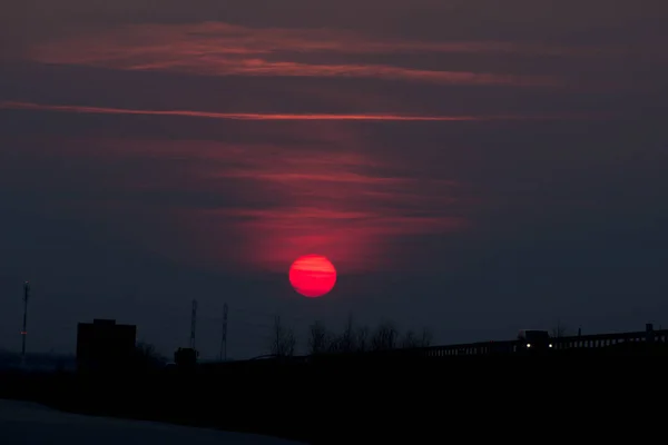 道路の近くの日没 日没の大きな赤い太陽 — ストック写真