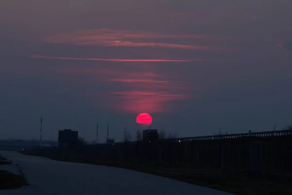 Gün Batımında Yol Kenarında Gün Batımında Büyük Kırmızı Güneş Arkaplan — Stok fotoğraf