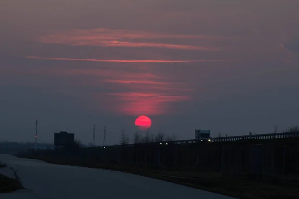 Zonsondergang Bij Weg Grote Rode Zon Bij Zonsondergang Achtergrond — Stockfoto