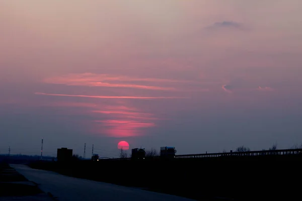 Zonsondergang Bij Weg Grote Rode Zon Bij Zonsondergang Achtergrond — Stockfoto