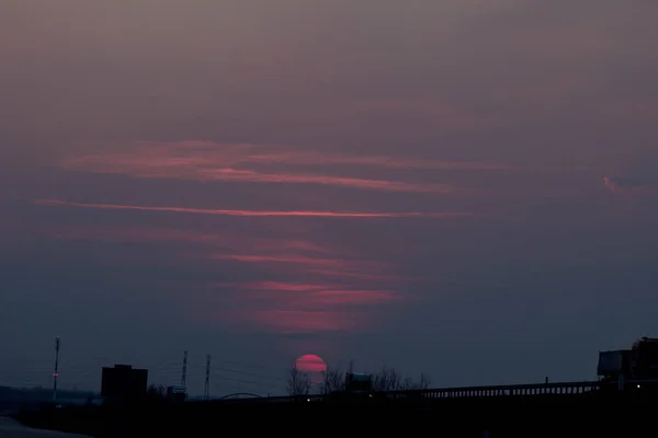 Gün Batımında Yol Kenarında Gün Batımında Büyük Kırmızı Güneş Arkaplan — Stok fotoğraf