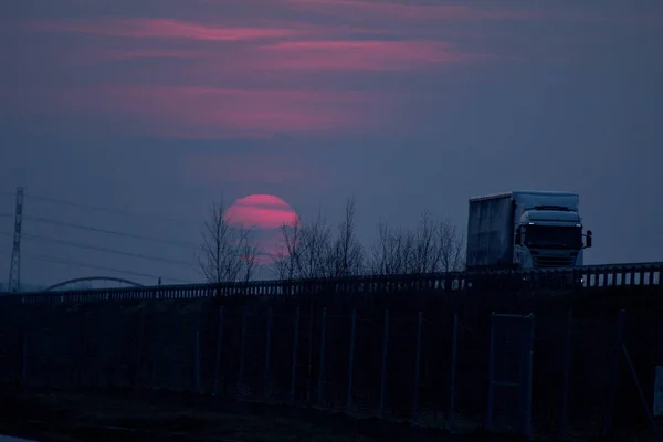 Захід Сонця Біля Дороги Велике Червоне Сонце Заході Сонця Тло — стокове фото