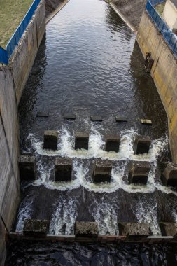 Nehir barajı ve şelale. Alışılmadık baraj.