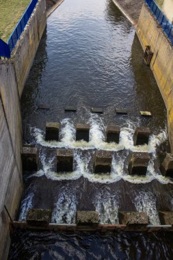 Nehir barajı ve şelale. Alışılmadık baraj.
