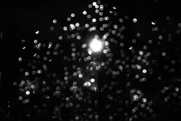 Soyut fener. Geceleri fener. Gece soyutlaması. Arkaplan.