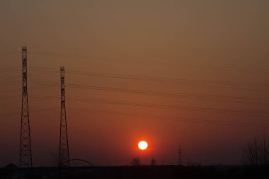 Yolun ve antenlerin arka planında gün batımı. Güzel manzara. Arkaplan.