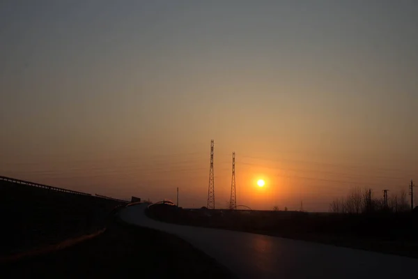 Yolun Antenlerin Arka Planında Gün Batımı Güzel Manzara Arkaplan — Stok fotoğraf
