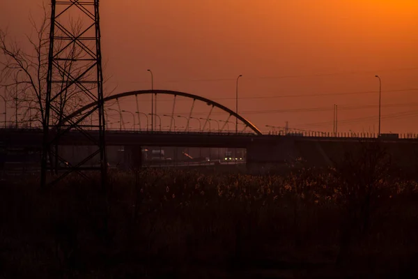 道路やアンテナの背景に夕日 美しい風景 — ストック写真