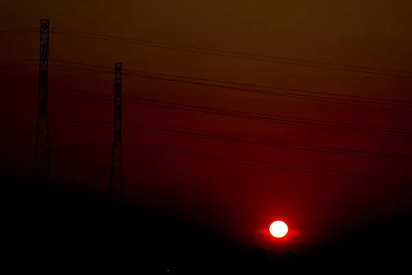 Sonnenuntergang Auf Dem Hintergrund Der Straße Und Der Antennen Schöne — Stockfoto