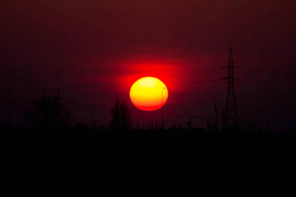 Sonnenuntergang Auf Dem Hintergrund Der Straße Und Der Antennen Schöne — Stockfoto