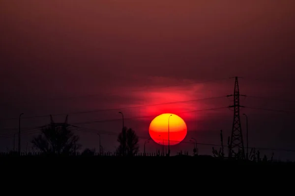 Yolun Antenlerin Arka Planında Gün Batımı Güzel Manzara Arkaplan — Stok fotoğraf