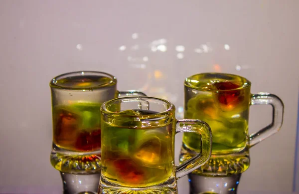 Ungewöhnlich Heller Cocktail Trinken Sie Einem Glas Die Sonne Glas — Stockfoto