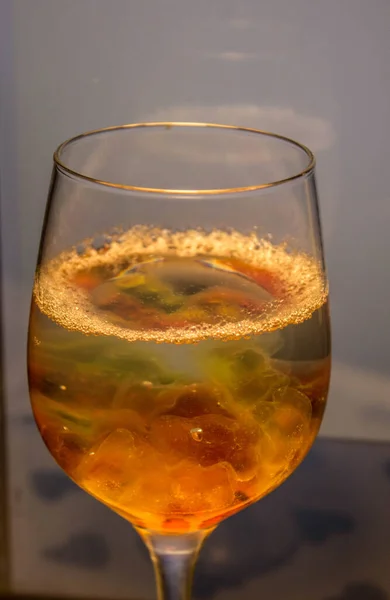 不同寻常的亮鸡尾酒 杯子里的鸡尾酒 玻璃中的太阳 燃烧弹 — 图库照片