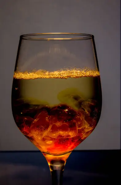 Ovanligt Ljus Cocktail Cocktail Ett Glas Solen Glaset Eld Cocktail — Stockfoto