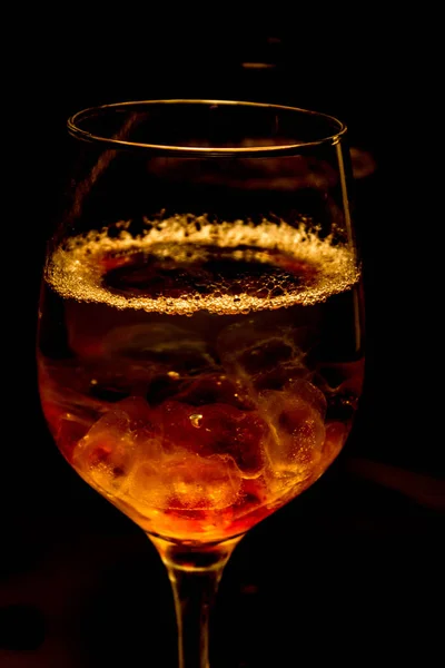 不同寻常的亮鸡尾酒 杯子里的鸡尾酒 玻璃中的太阳 燃烧弹 — 图库照片