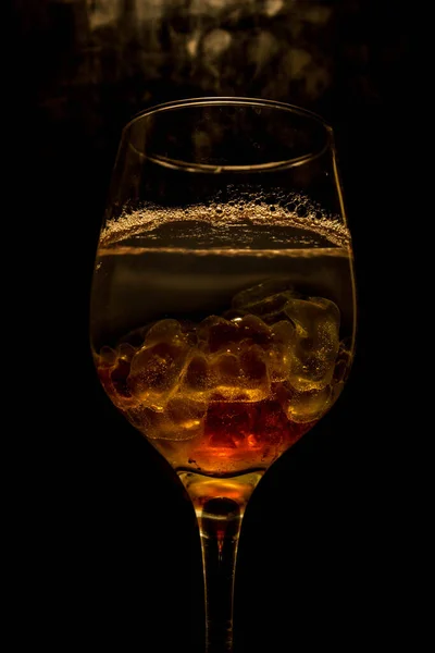 Cocktail Luminoso Insolito Cocktail Bicchiere Sole Nel Bicchiere Cocktail Antincendio — Foto Stock