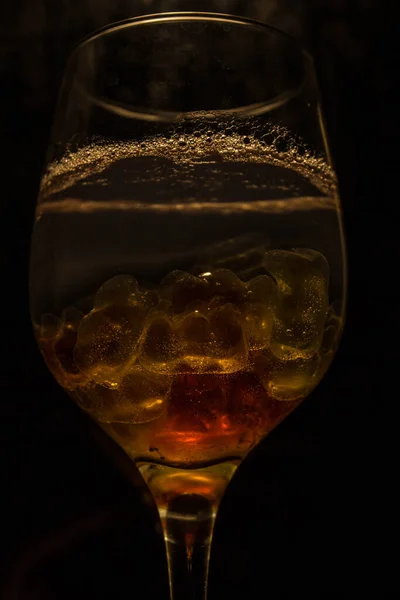 Cocktail Luminoso Insolito Cocktail Bicchiere Sole Nel Bicchiere Cocktail Antincendio — Foto Stock