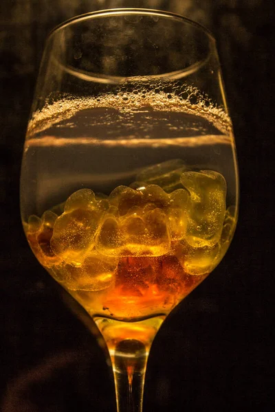 Cocktail Luminoso Insolito Cocktail Bicchiere Sole Nel Bicchiere Cocktail Antincendio — Foto Stock