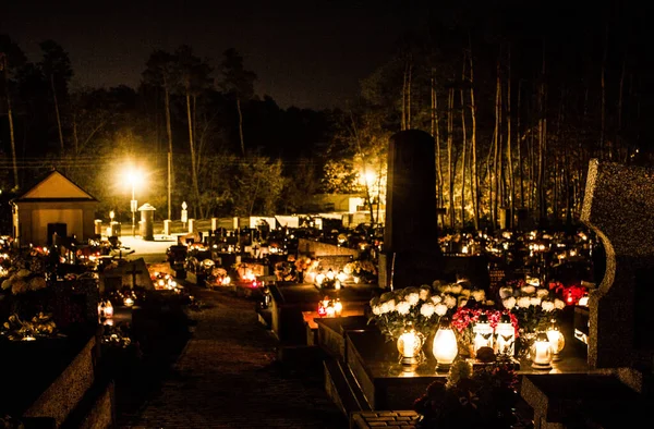 Cemitério Nocturno Queimar Velas Cemitério Noite Contexto — Fotografia de Stock
