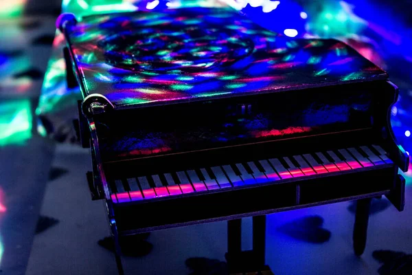 在黑暗的背景下 灯光下的钢琴 钢琴上的鸡尾酒 — 图库照片