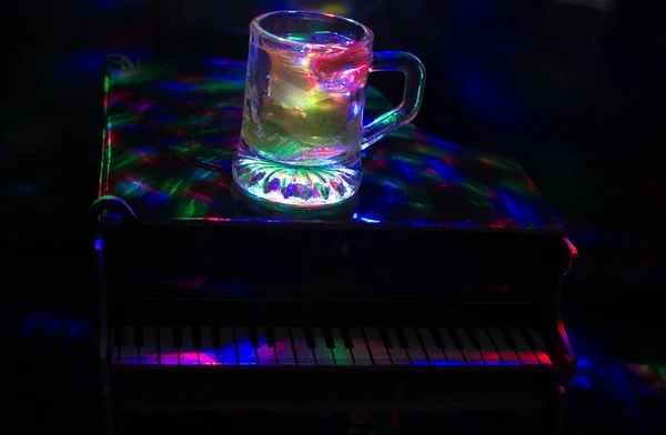 Pianoforte Sfondo Scuro Alla Luce Delle Lampade Primo Piano Cocktail — Foto Stock