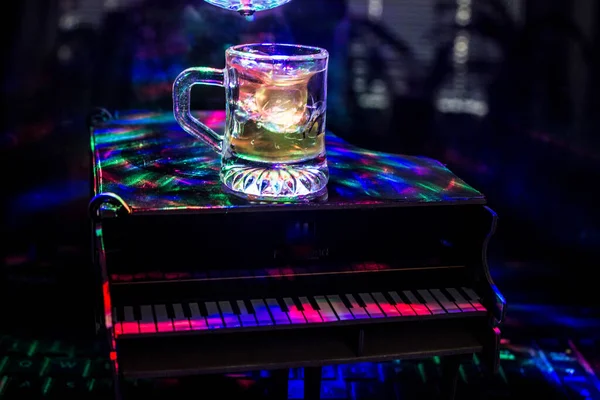 Piano Dark Background Light Lamps Close Cocktails Piano Background — Stock Photo, Image