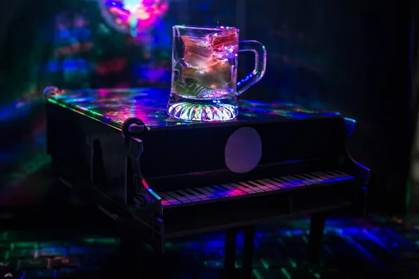 Pianoforte Sfondo Scuro Alla Luce Delle Lampade Primo Piano Cocktail — Foto Stock