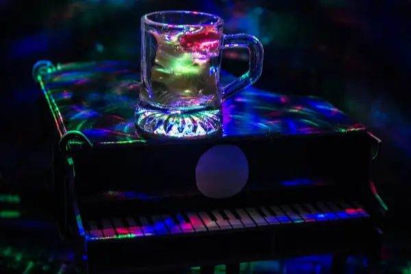 Pianoforte Sfondo Scuro Alla Luce Delle Lampade Primo Piano Cocktail — Foto Stock